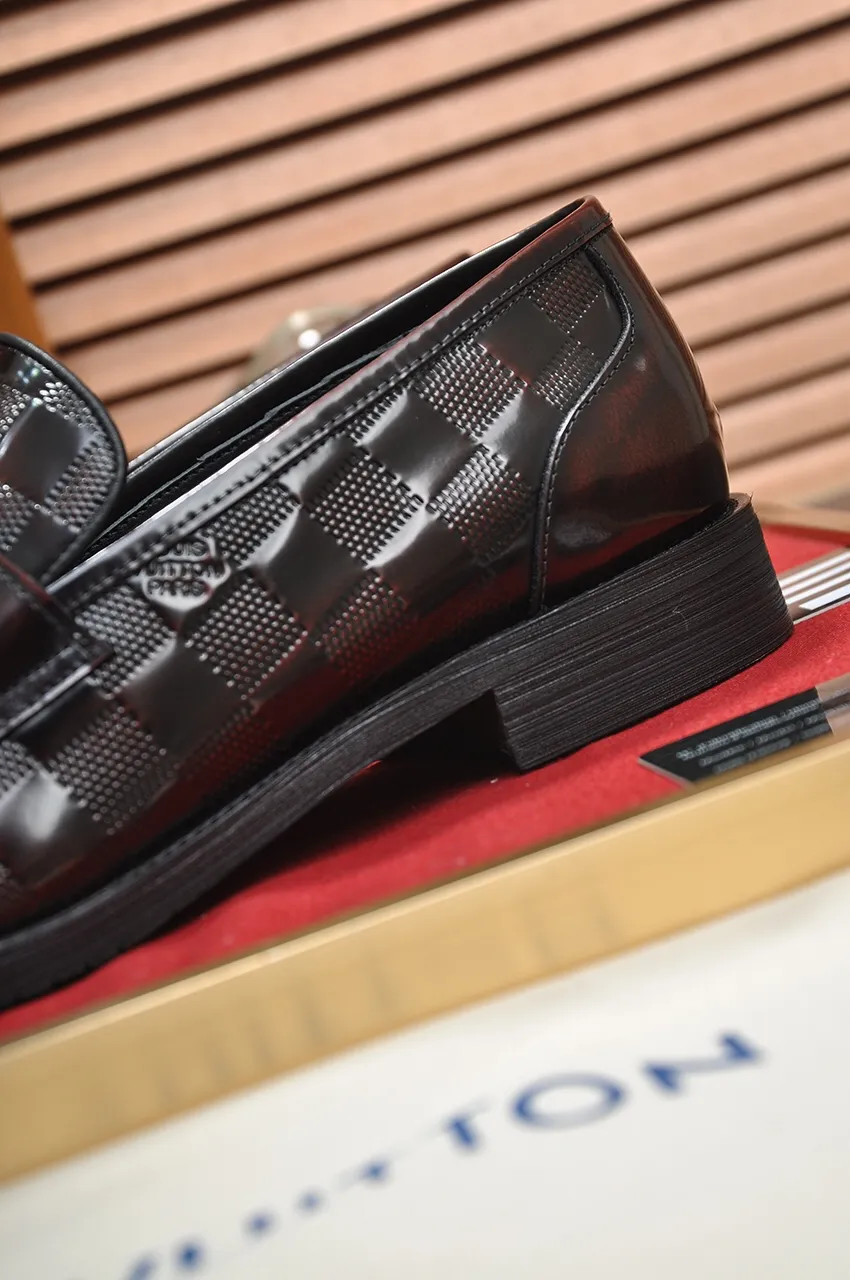 Men's men's shoes 💰520💶 [LV] (original single cowhide lining) 🍀LV's latest genuine leather business suit shoes are launched simultaneously on the official website. The first-layer cowhide imported from Italy is made of heavy gold, 💥official website 1:1 rubber outsole. Versatile to wear, high-end without losing class, and the color combination is extraordinary. This four-season style is alluring when worn on your feet, showing off your big-name flair. Standard code 38-45 (45 customized)